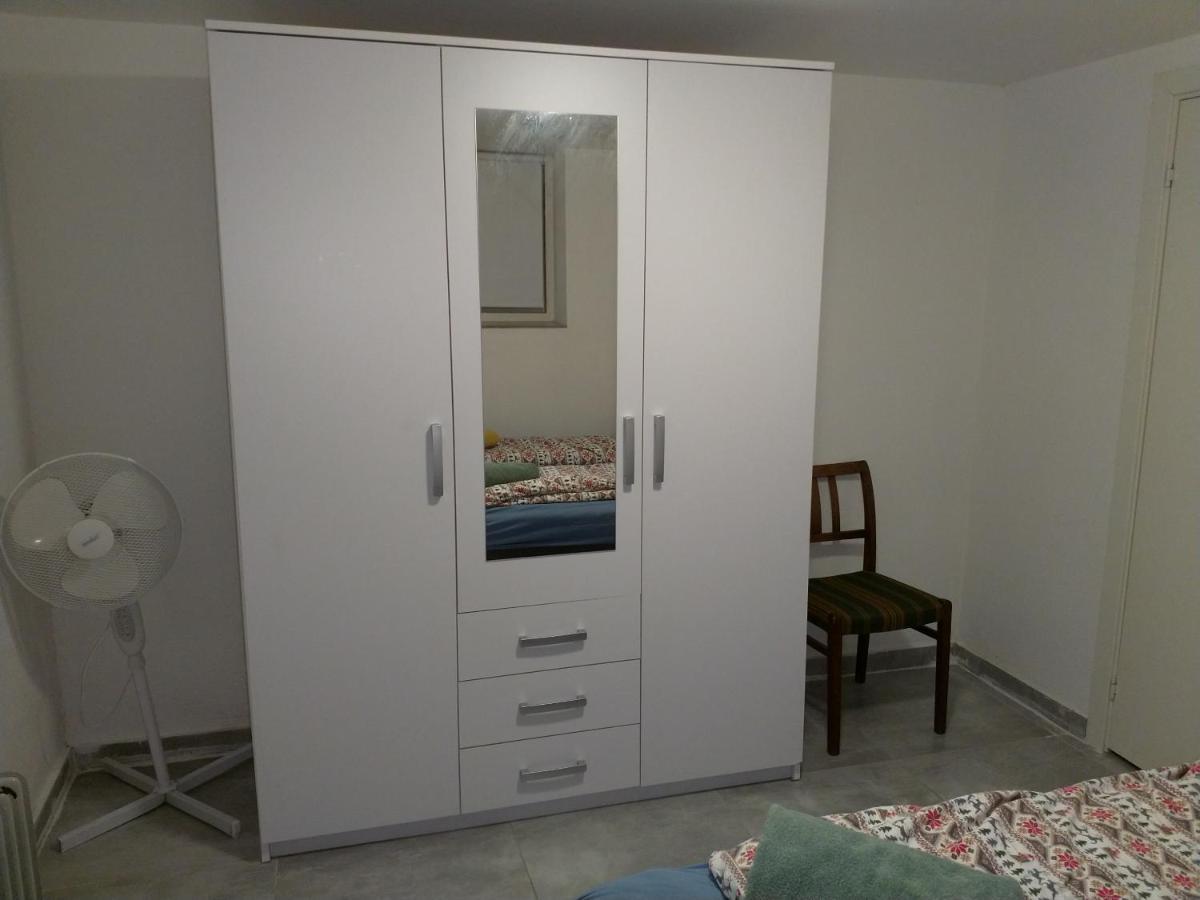Renovated Semi- Basement 2 Bedrooms Furnished Apartment - Close To Everything In Moss Exterior foto