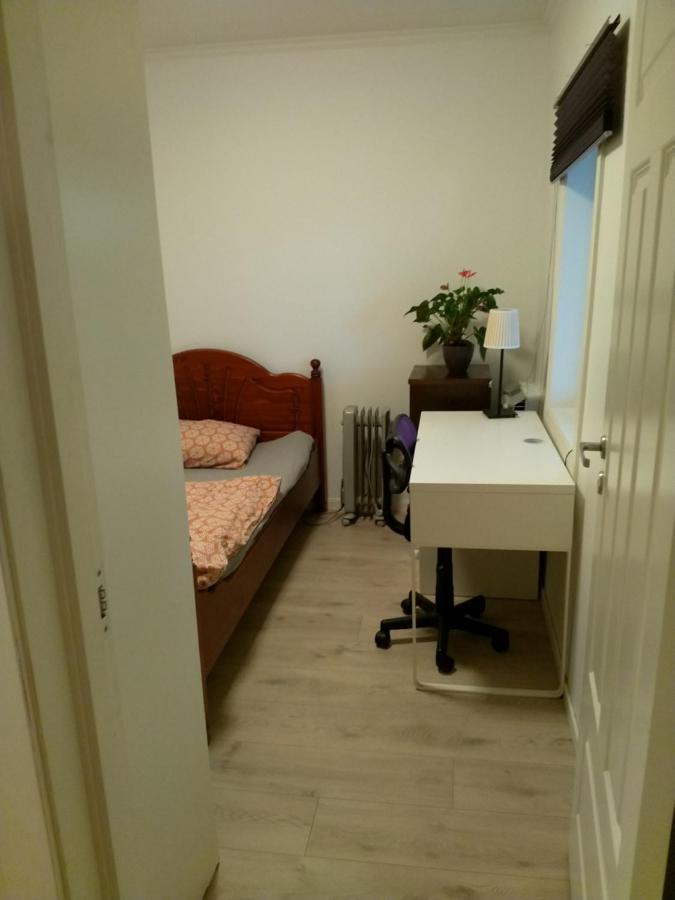 Renovated Semi- Basement 2 Bedrooms Furnished Apartment - Close To Everything In Moss Exterior foto